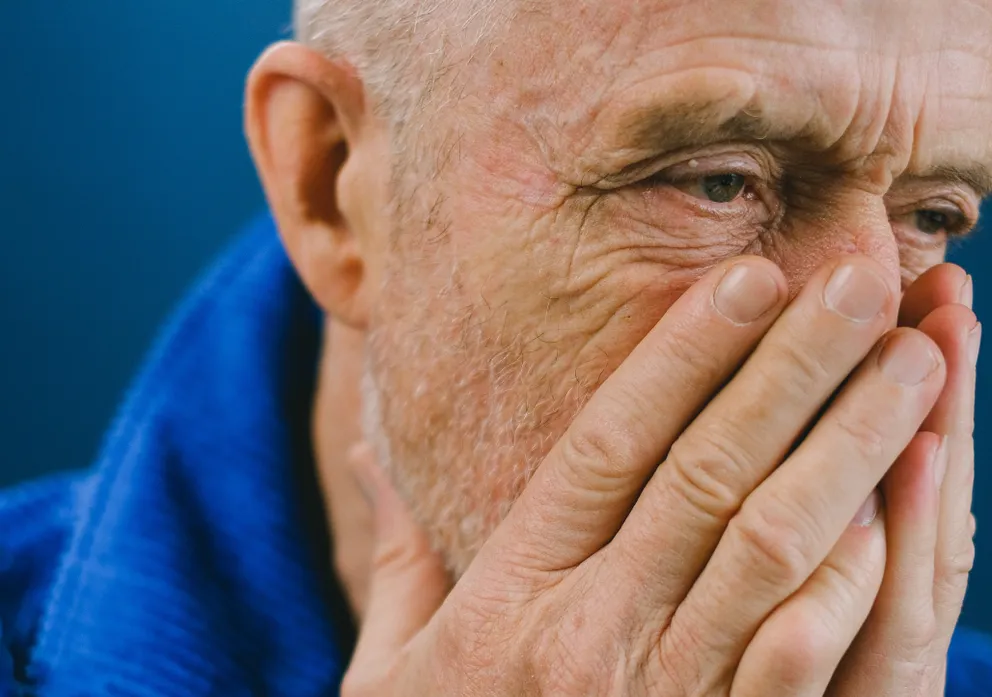 Hombre mayor con sus manos sobre su rostro. | Foto: Pexels