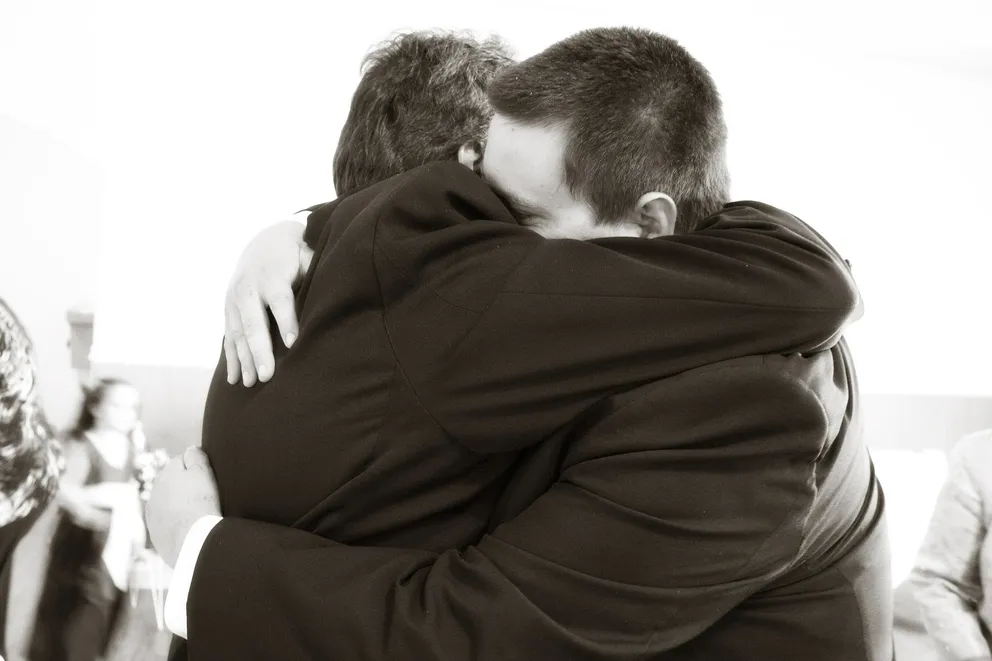 Un joven abrazando a otro muchacho. | Foto: Pixabay