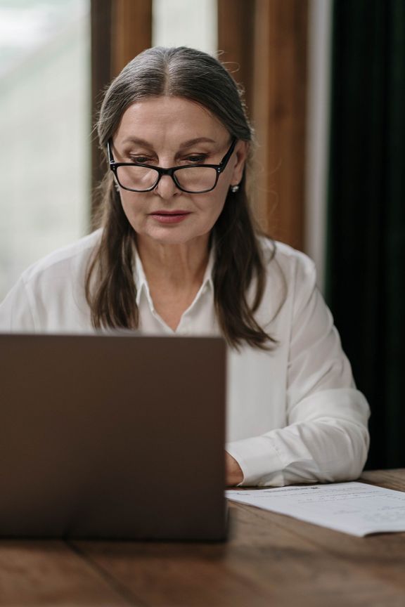 Mujer con una laptop. | Foto: Pexels