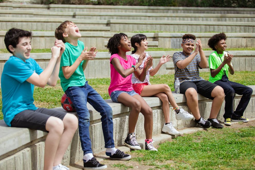 Un grupo de niños aplaudiendo. | Foto: Pexels