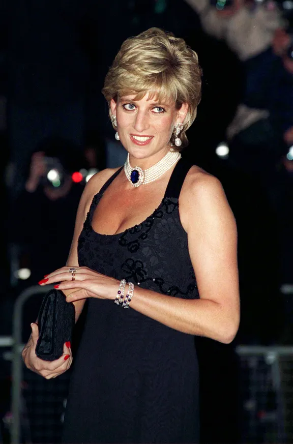 La princesa Diana en una velada de gala a favor de la investigación del cáncer en Bridgewater House en Londres. | Foto: Getty Images