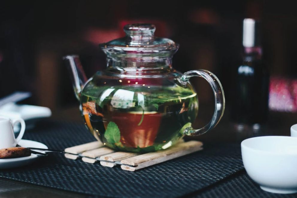 Una jarra con té sobre una mesa. | Foto: Pexels