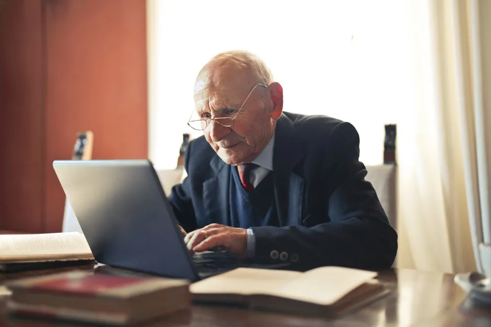 Hombre viendo una laptop. | Foto: Pexels