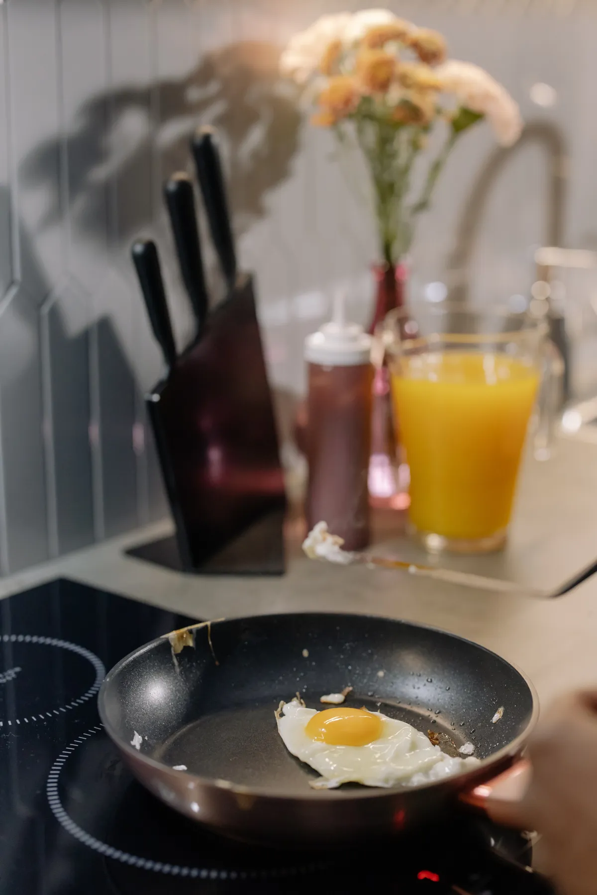 Alan voulait faire une surprise à sa femme et lui a préparé le petit déjeuner. | Source : Pexel