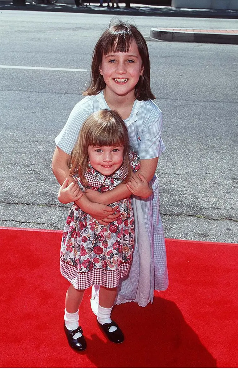 Mara et sa petite sœur Ana Wilson à la première de "Matilda" à Los Angeles le 28 juillet 1996. | Photo : SGranitz/WireImage/Getty Images