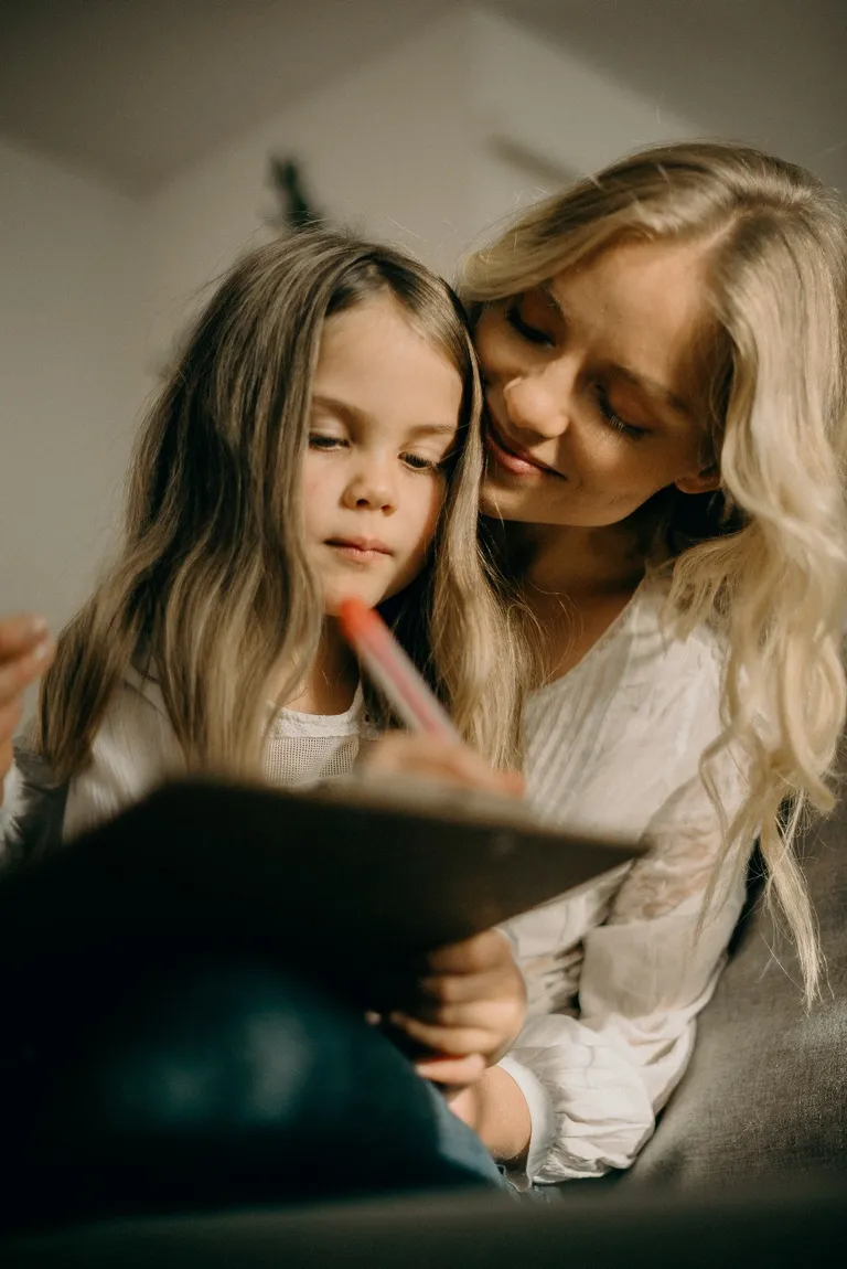 Una mujer compartiendo con una niña. | Foto: Pexels