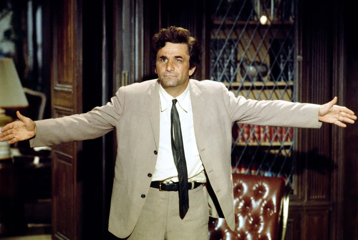 Peter Falk pendant sa scène dans la série télévisée "Columbo". | Photo : Getty Images