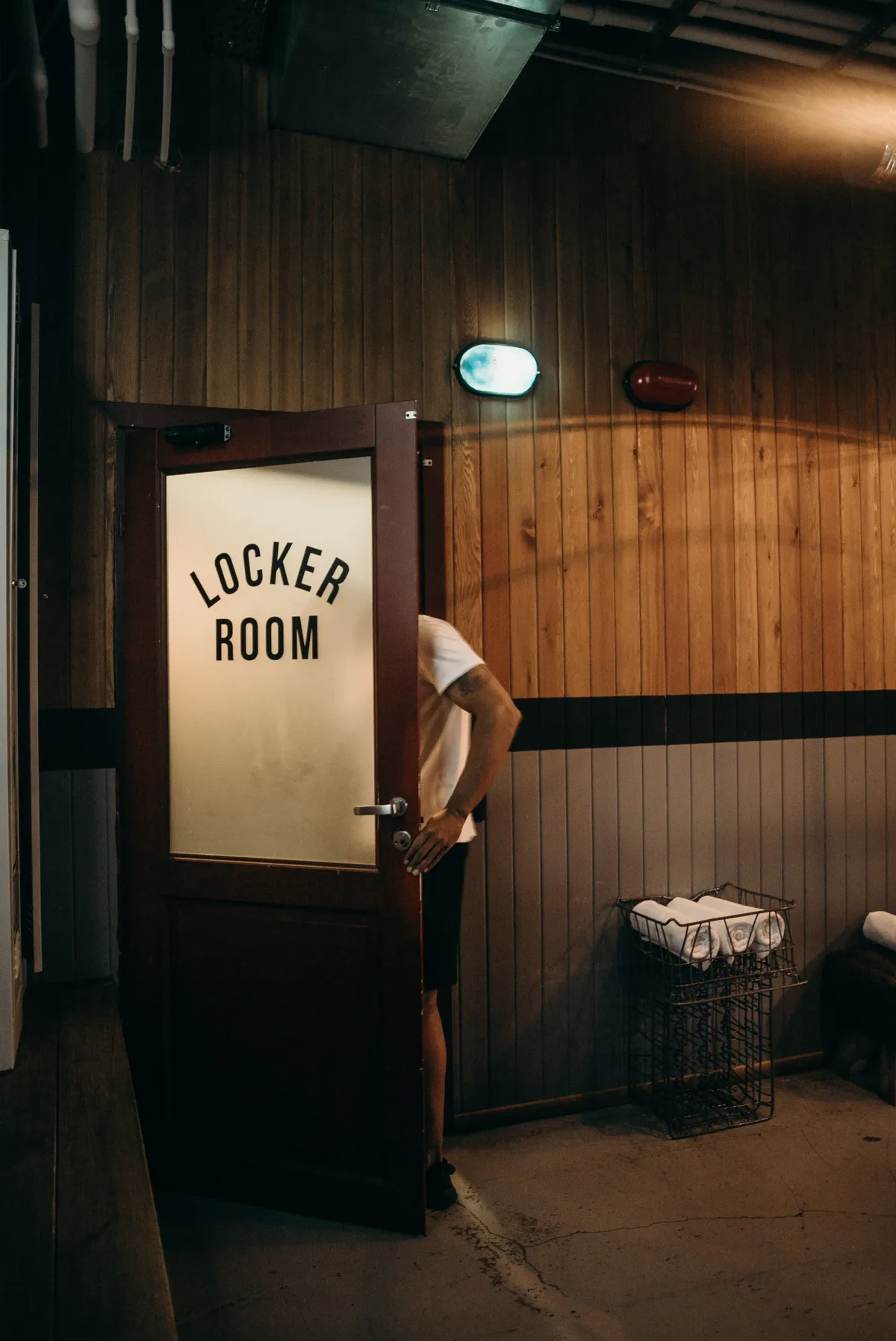 Un homme quittant les vestiaires. | Pexels/ cottonbro